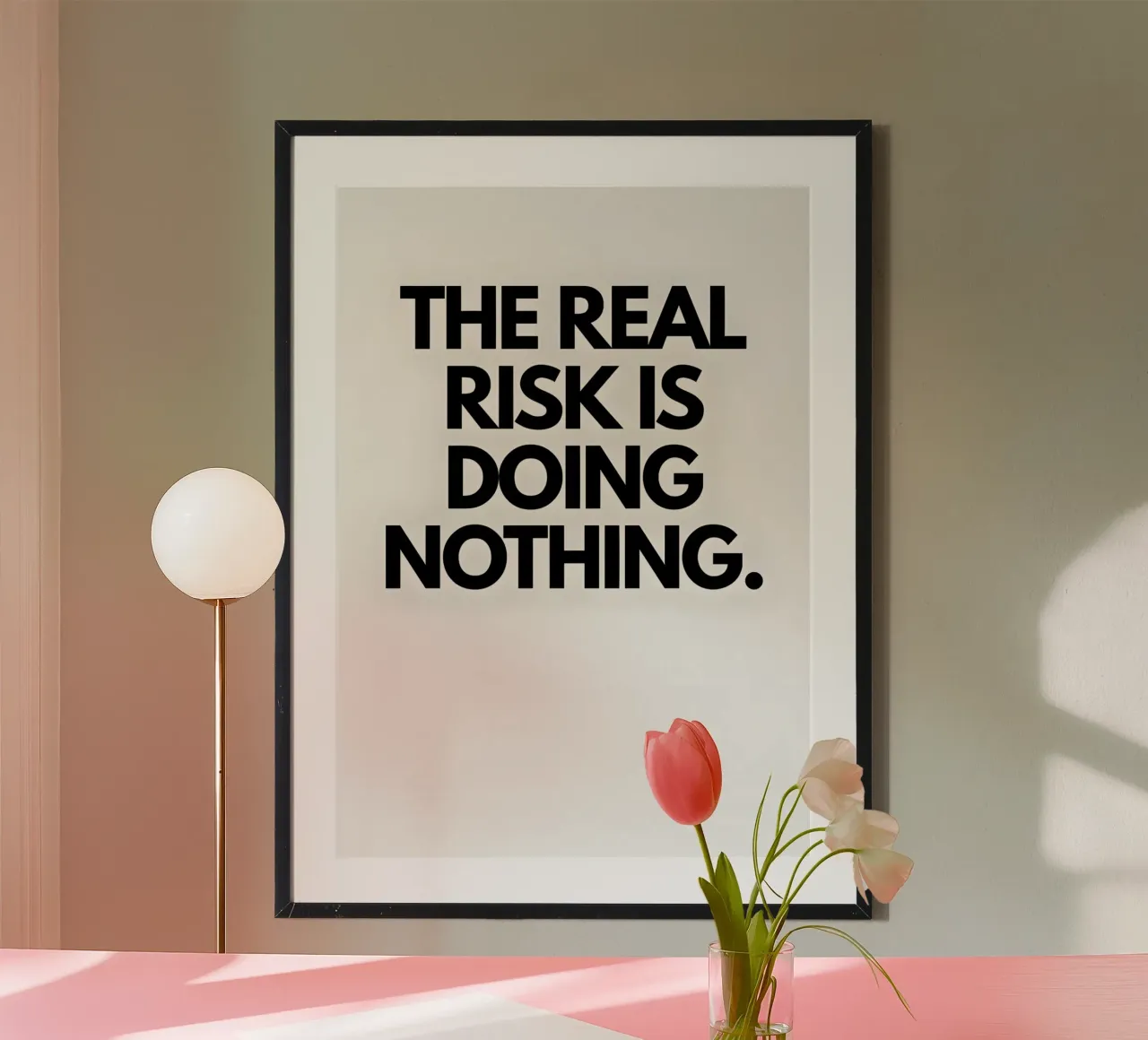 "The real risk doing nothing" poster con telaio in plastica da Type & Tape