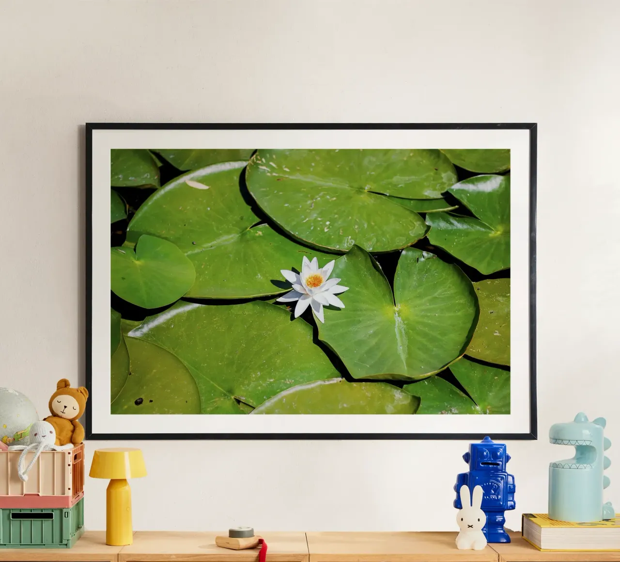 Weißer Lotus Kern - Kunstdruck Poster mit Holzrahmen von jay