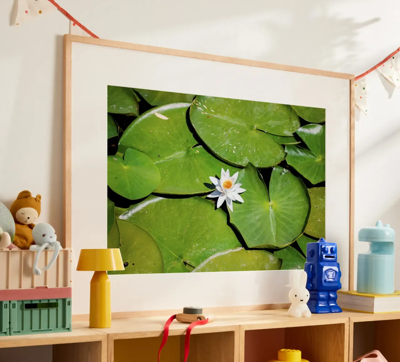 Weißer Lotus Kern - Kunstdruck Poster mit Holzrahmen von jay