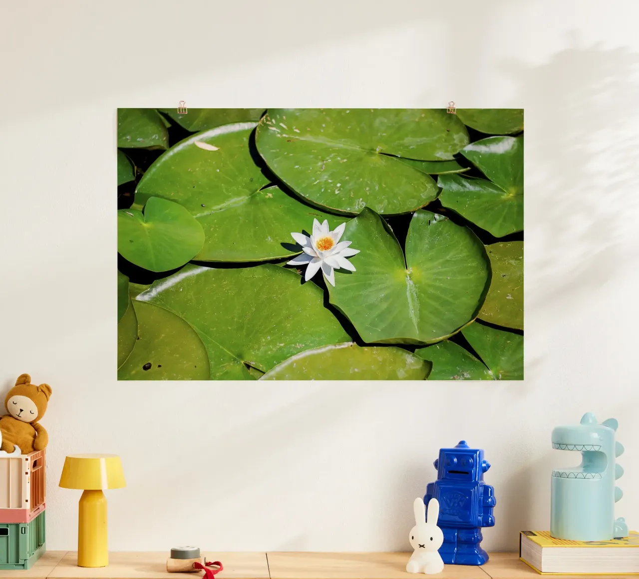 Weißer Lotus Kern - Kunstdruck Poster mit Holzrahmen von jay