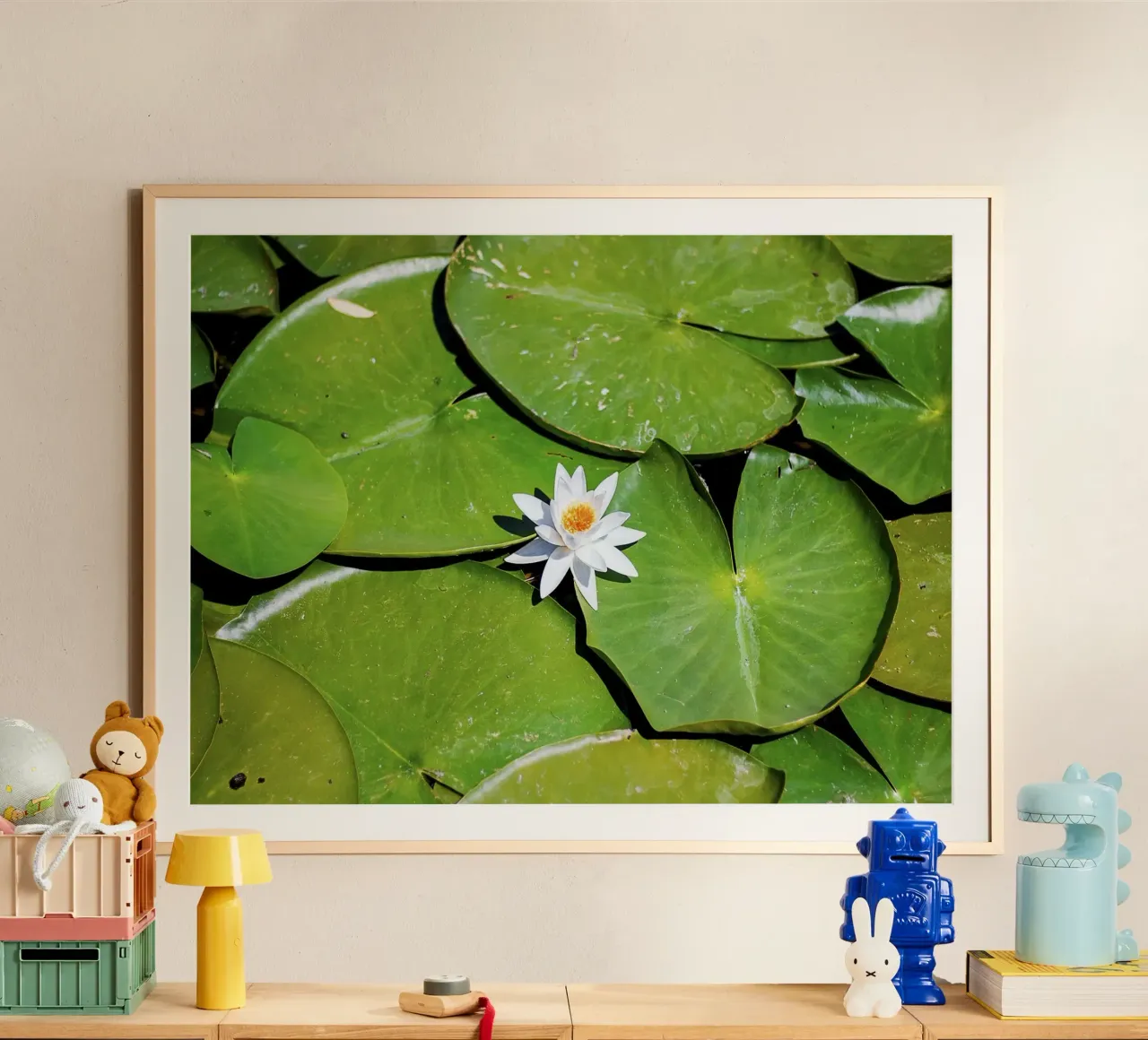 Weißer Lotus Kern - Kunstdruck Poster mit Holzrahmen von jay