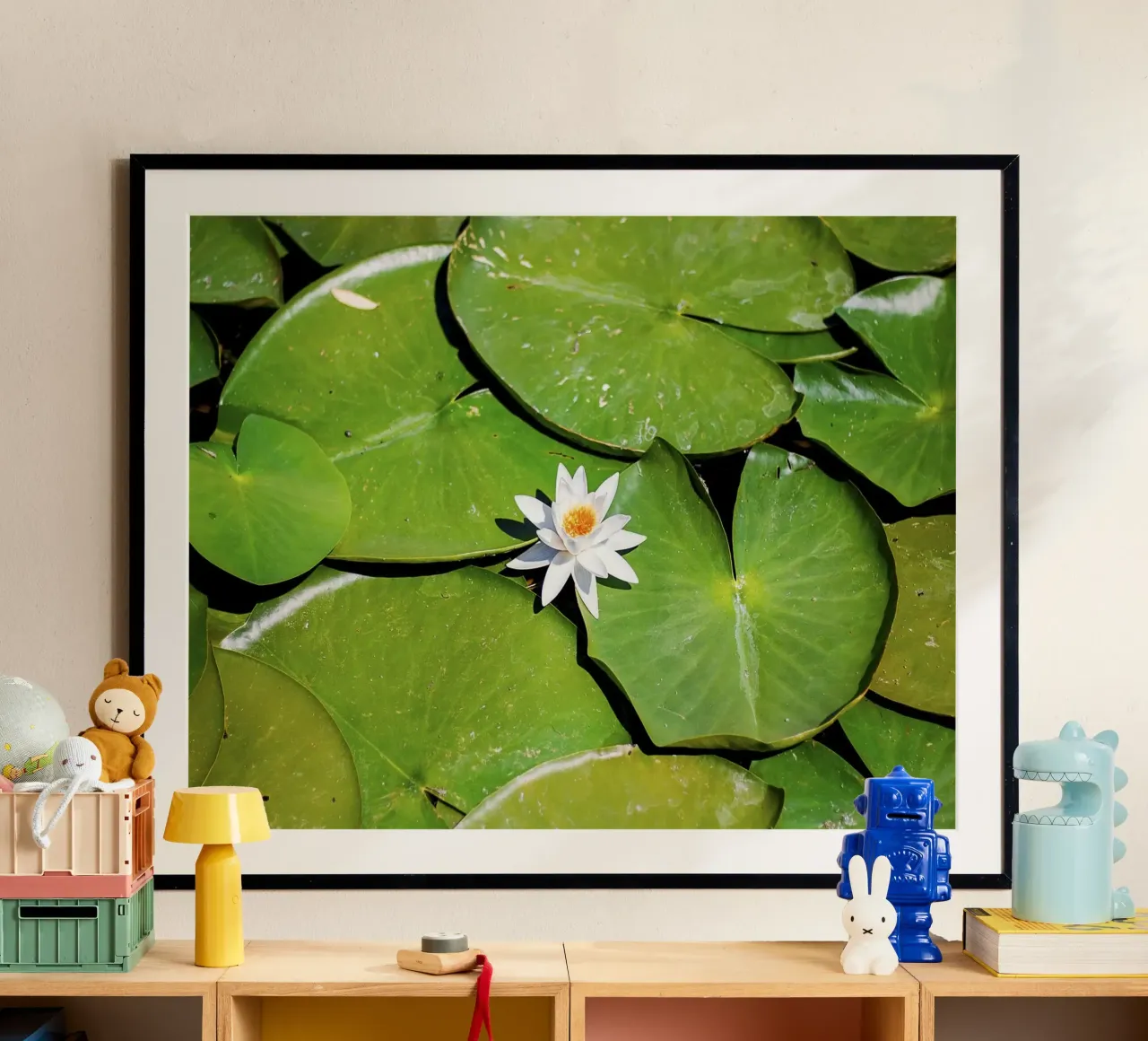Weißer Lotus Kern - Kunstdruck Poster mit Holzrahmen von jay