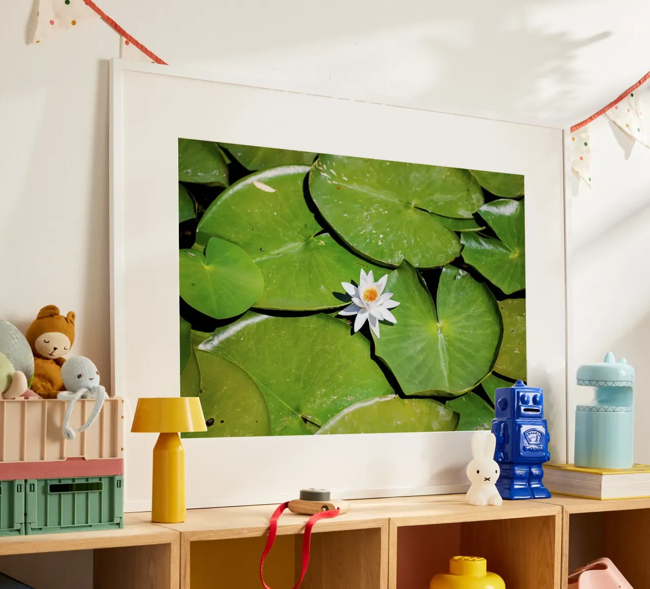 Weißer Lotus Kern - Kunstdruck Poster mit Holzrahmen von jay