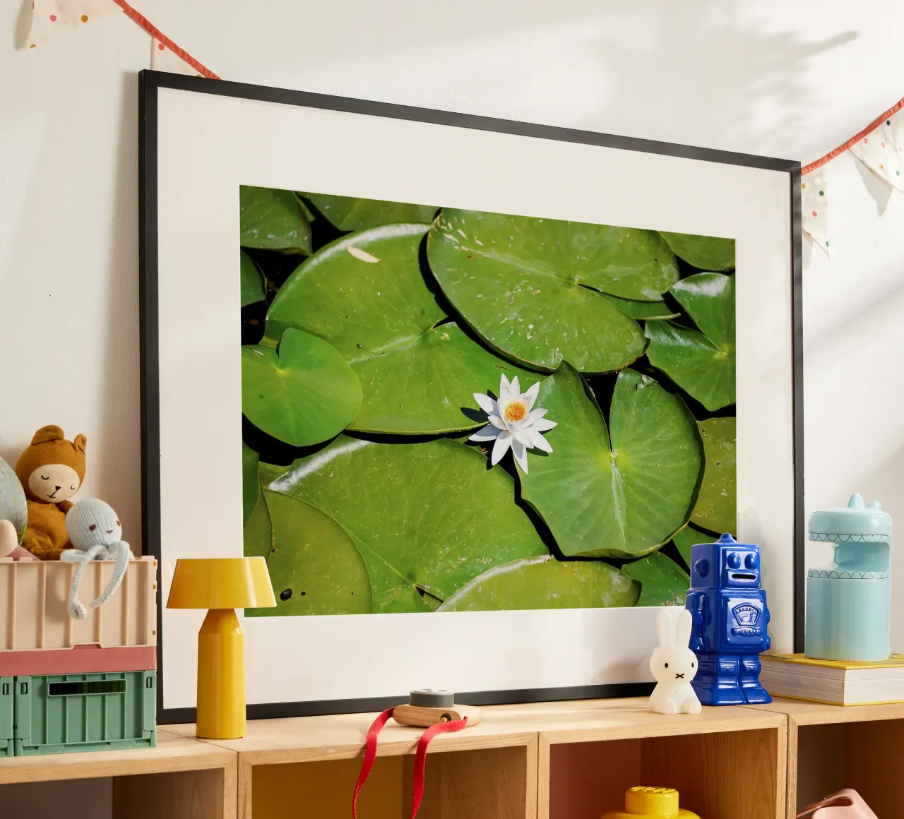 Weißer Lotus Kern - Kunstdruck Poster mit Holzrahmen von jay