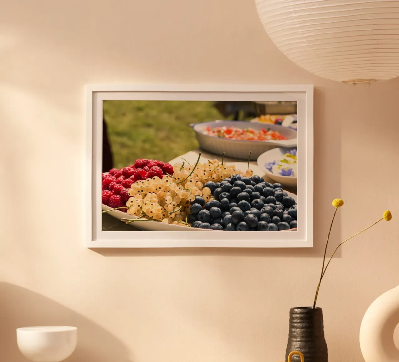 Altopiano di frutta soleggiato - Stampa fine art poster con telaio in plastica da jay