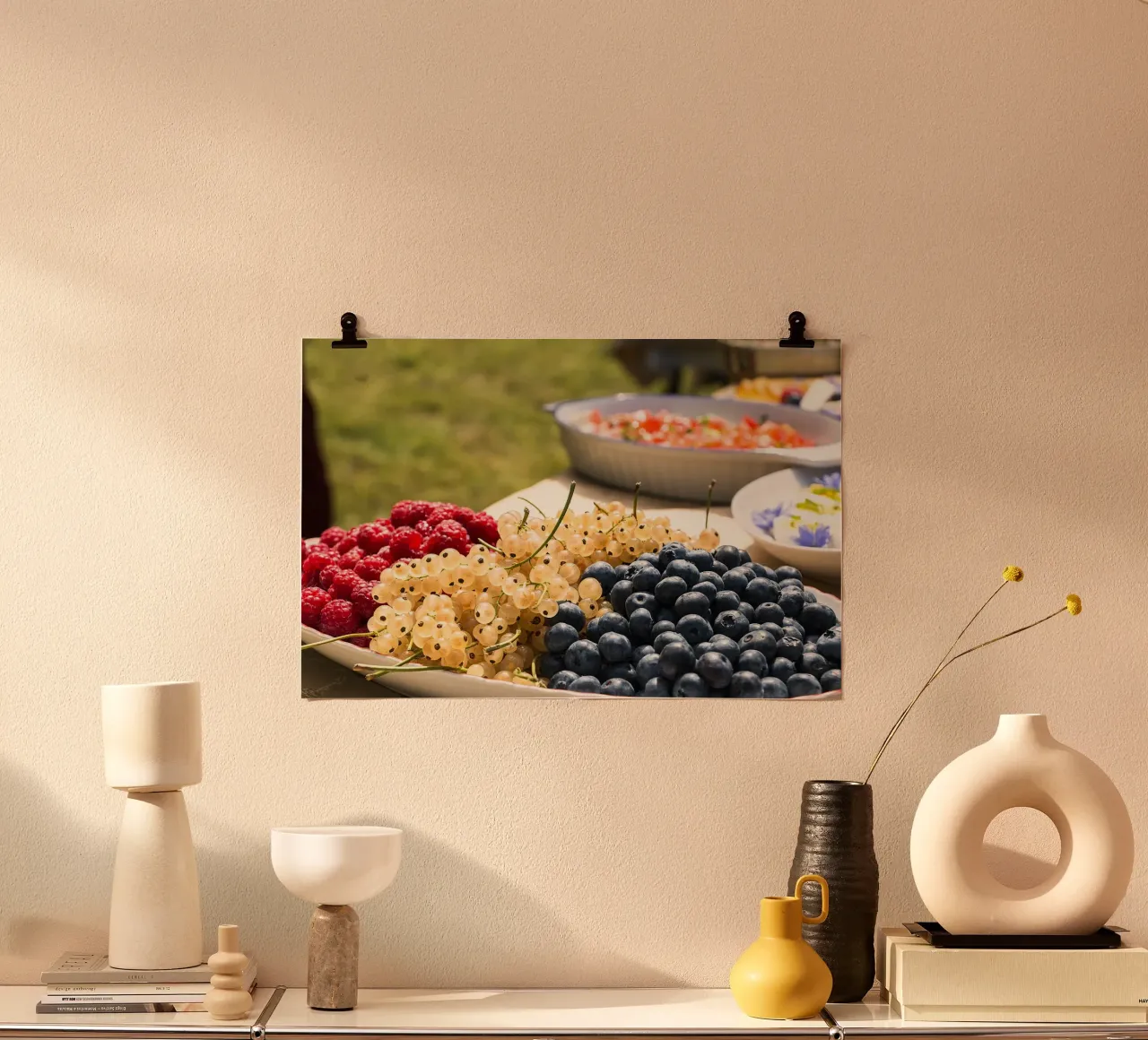 Altopiano di frutta soleggiato - Stampa fine art poster con telaio in plastica da jay