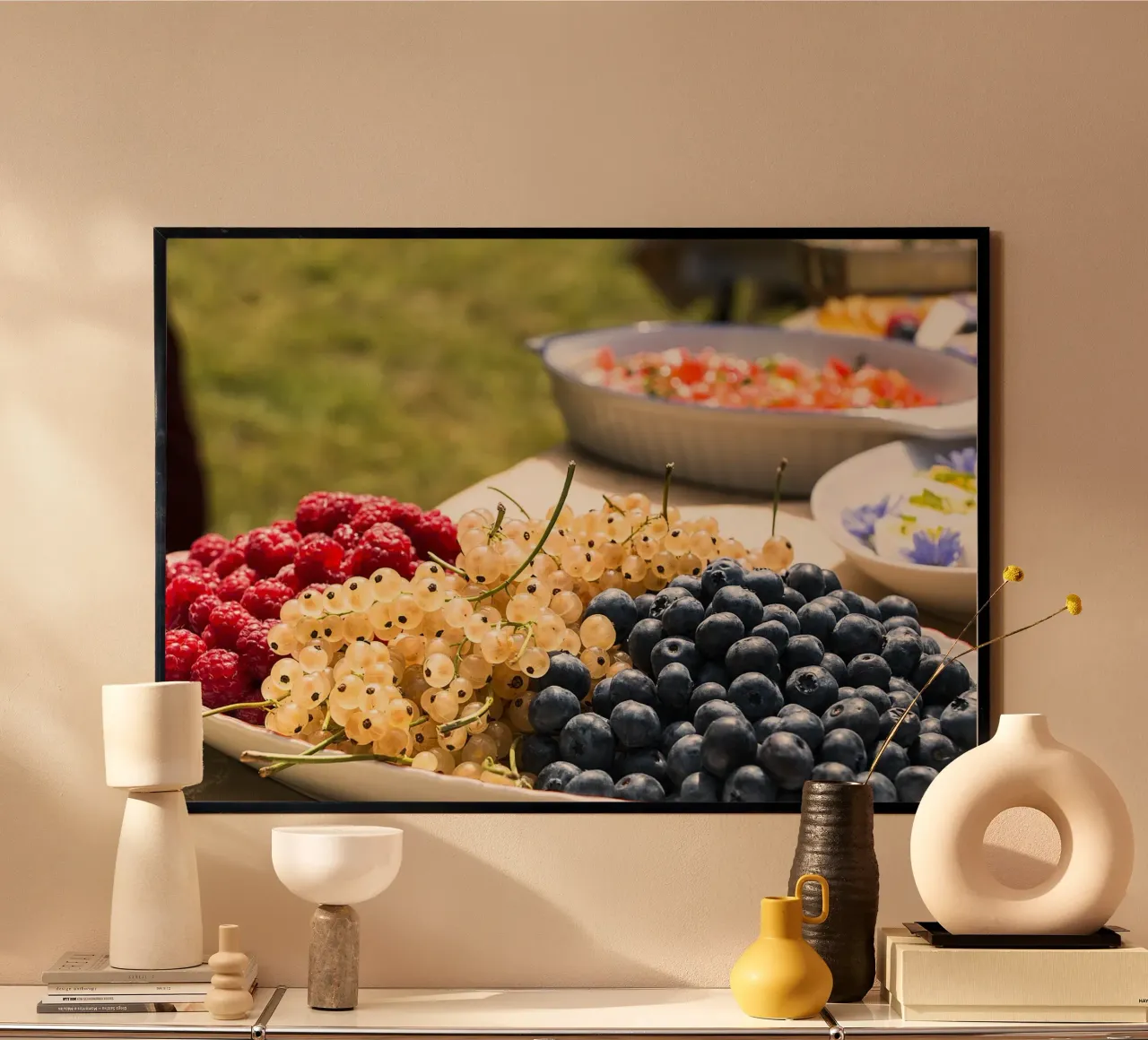 Altopiano di frutta soleggiato - Stampa fine art poster con telaio in plastica da jay