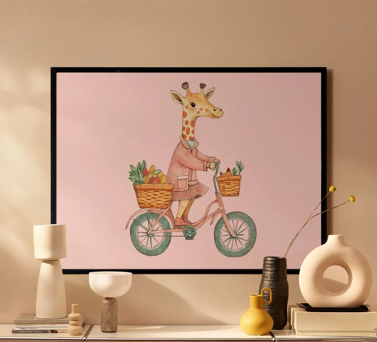 Stampa d'arte di una graziosa giraffa in bicicletta, decorazione animale rosa poster con telaio in legno da vintagepod
