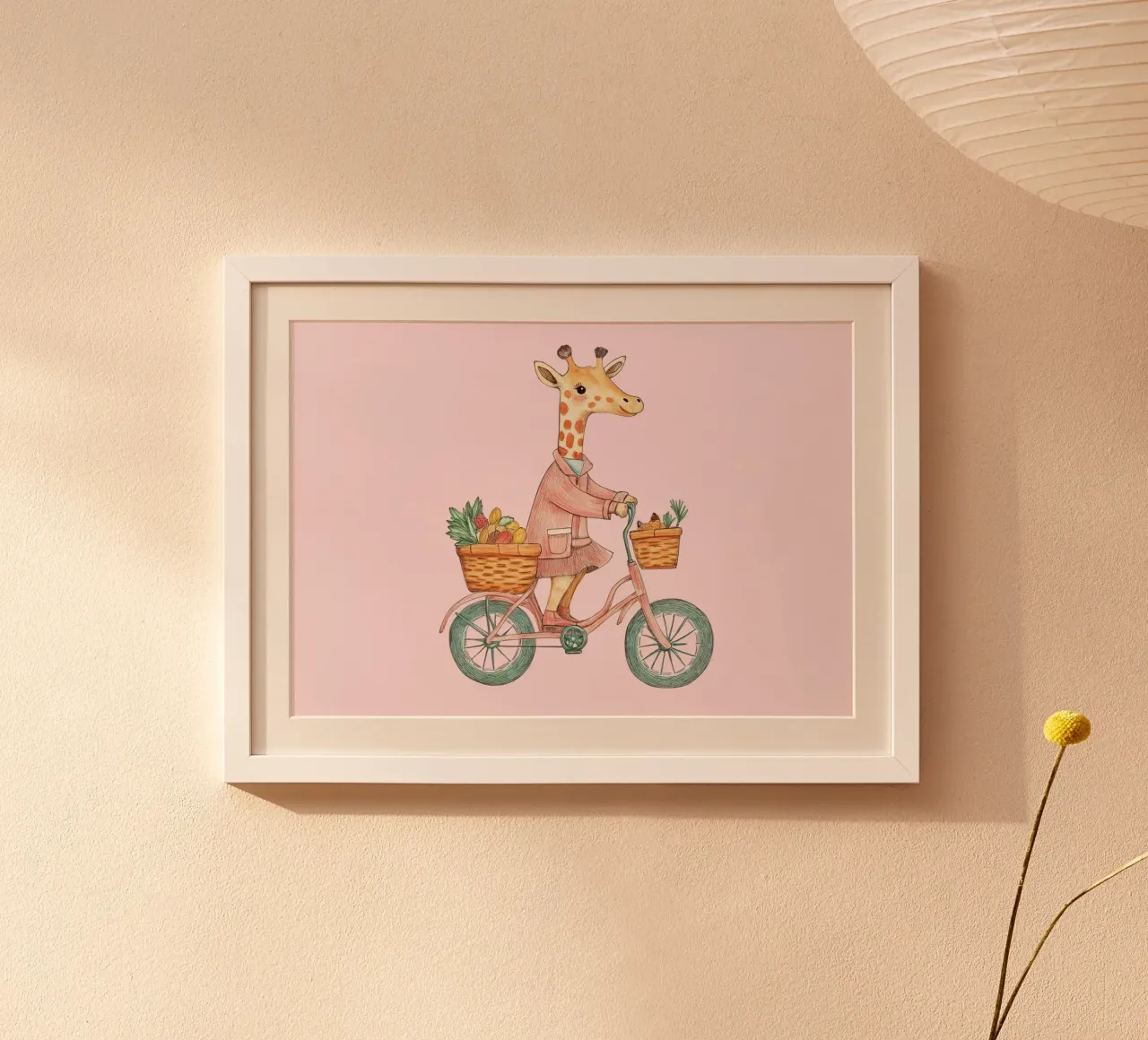 Stampa d'arte di una graziosa giraffa in bicicletta, decorazione animale rosa poster con telaio in legno da vintagepod