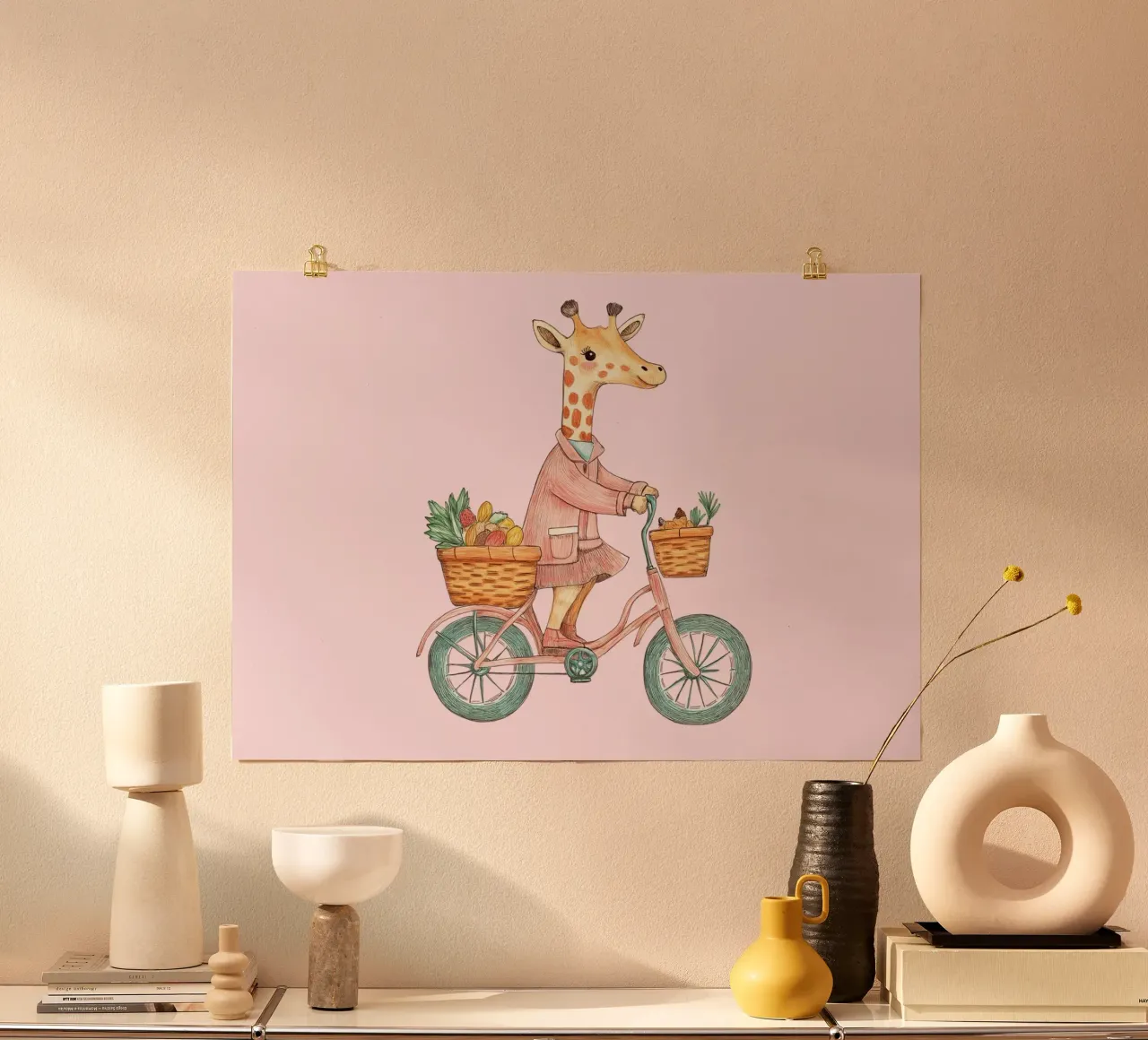 Stampa d'arte di una graziosa giraffa in bicicletta, decorazione animale rosa poster con telaio in legno da vintagepod