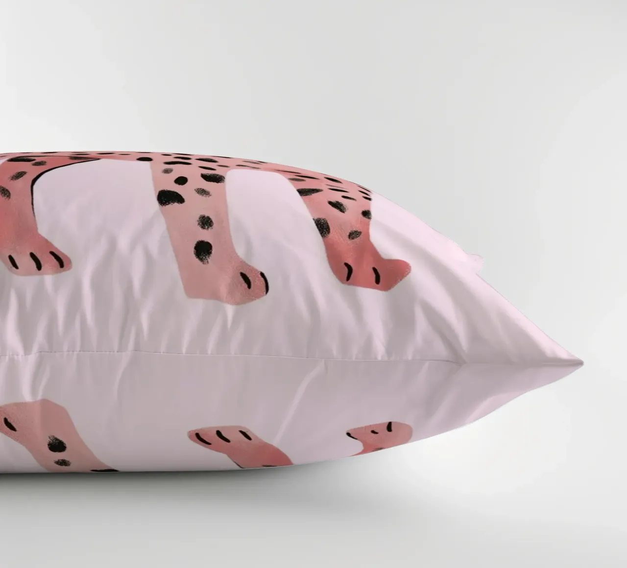 Strike a Pose Rosa Leopard Kunstdruck Kissen von vintagepod