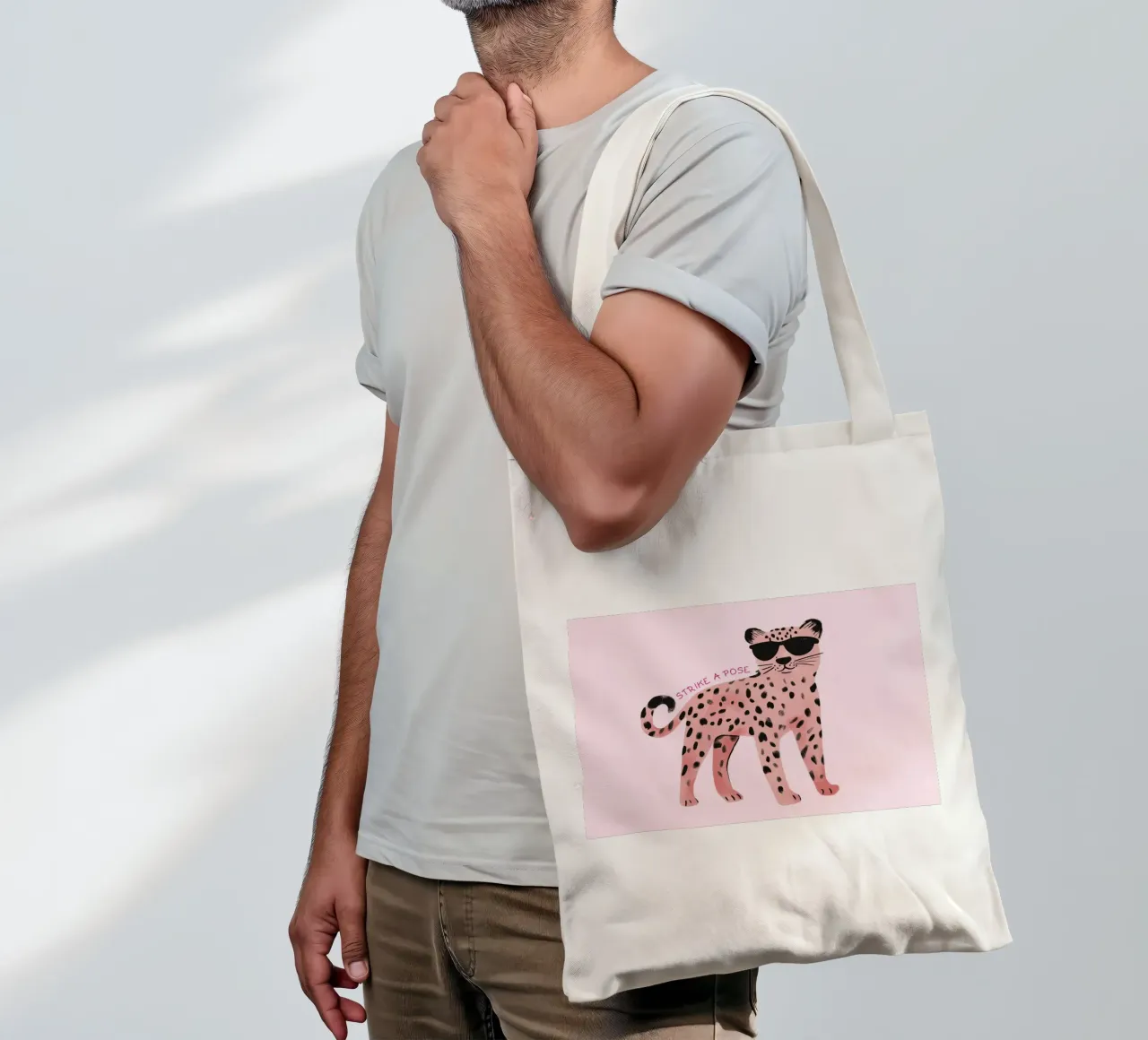Strike a Pose Rosa Leopard Kunstdruck Jutebeutel von vintagepod