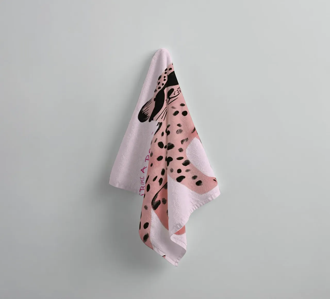 Strike a Pose Rosa Leopard Kunstdruck Handtuch von vintagepod