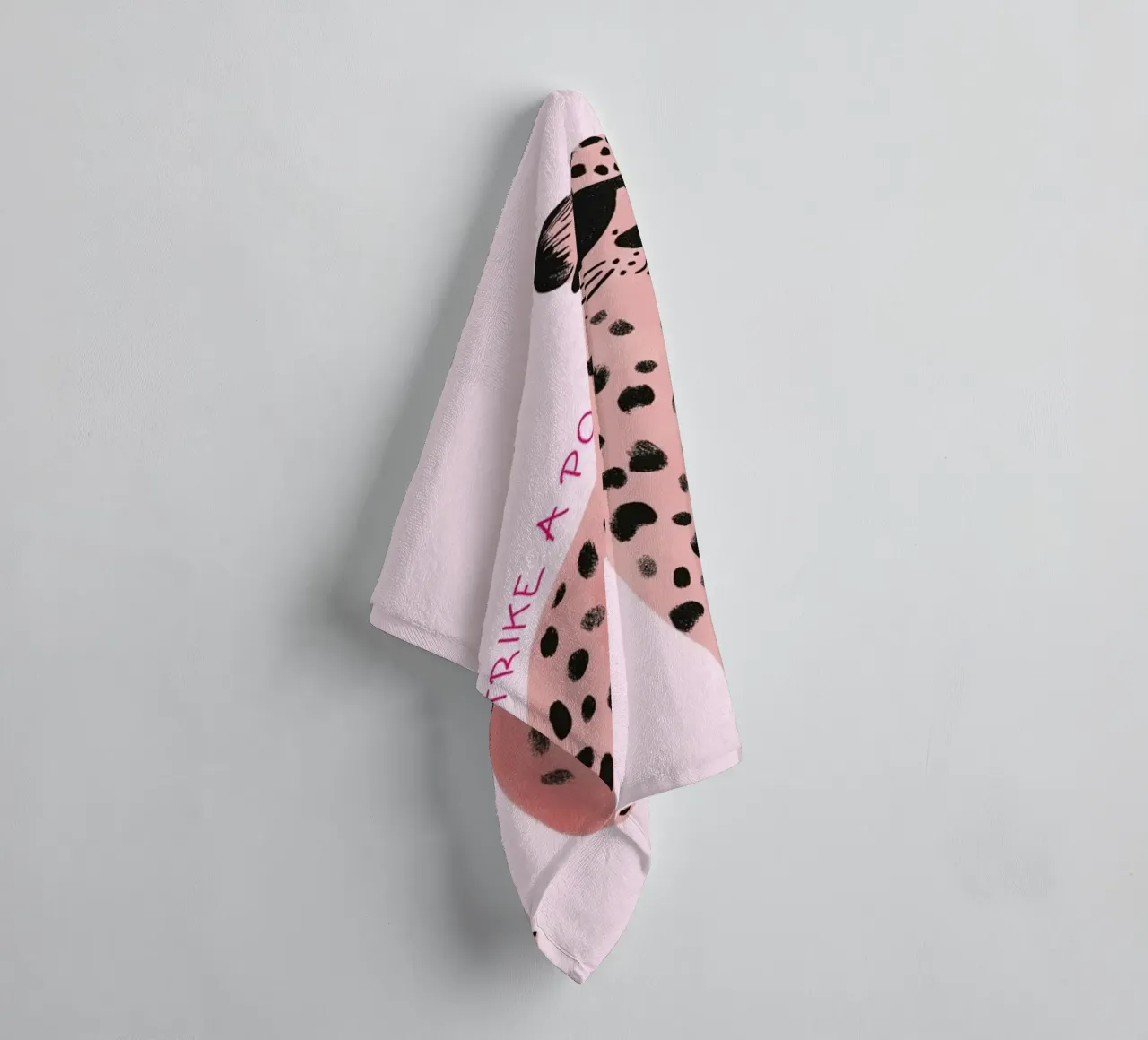 Strike a Pose Rosa Leopard Kunstdruck Handtuch von vintagepod