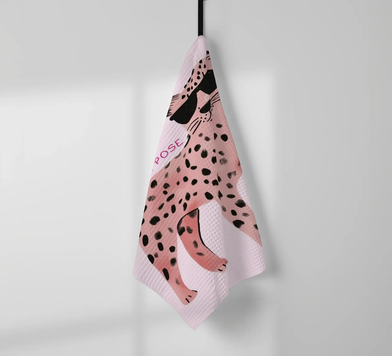 Strike a Pose Rosa Leopard Kunstdruck Geschirrtuch von vintagepod