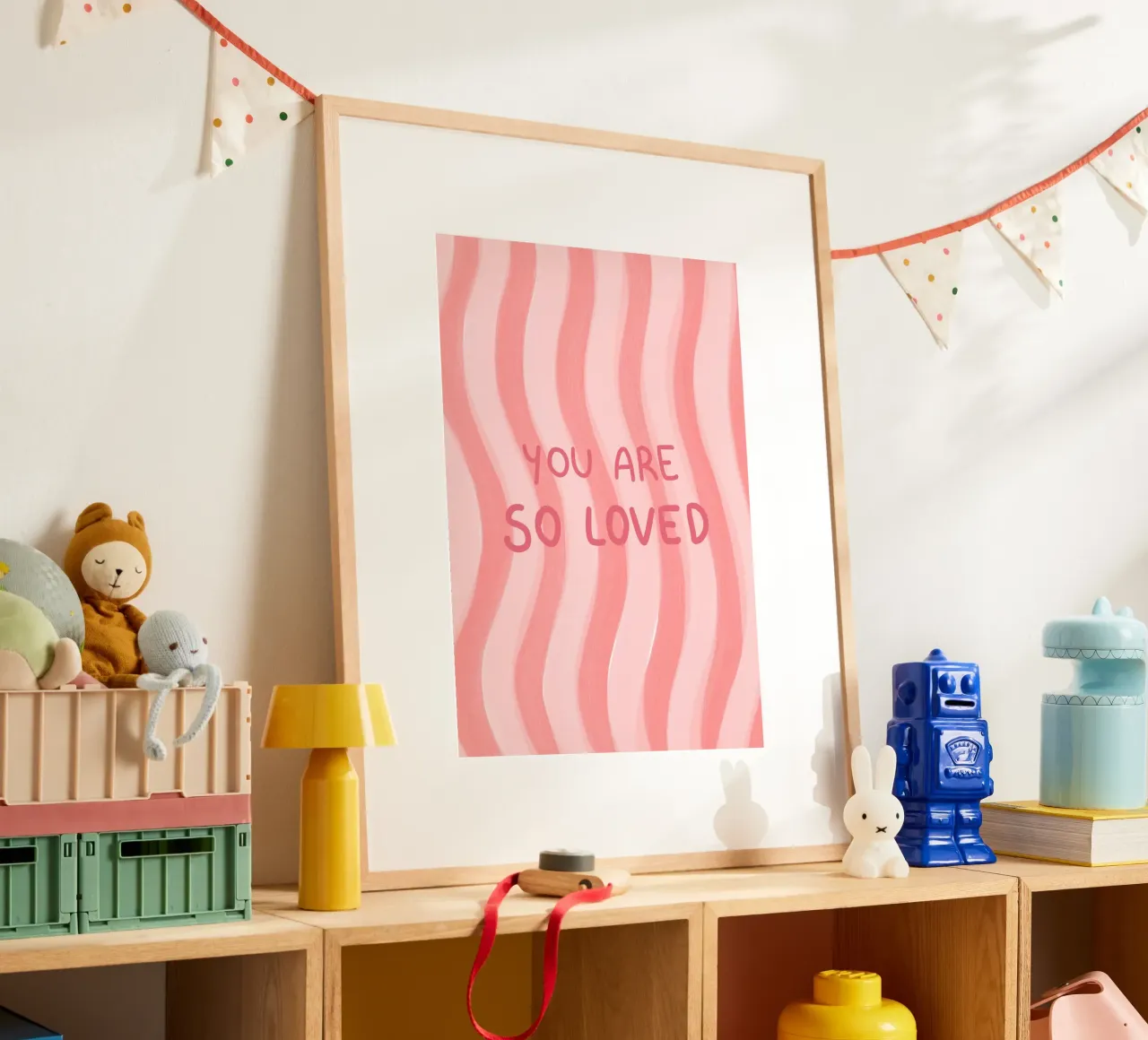 Impression d'art rose ondulée "You Are So Loved" (Tu es si aimée) poster avec cadre en plastique de vintagepod