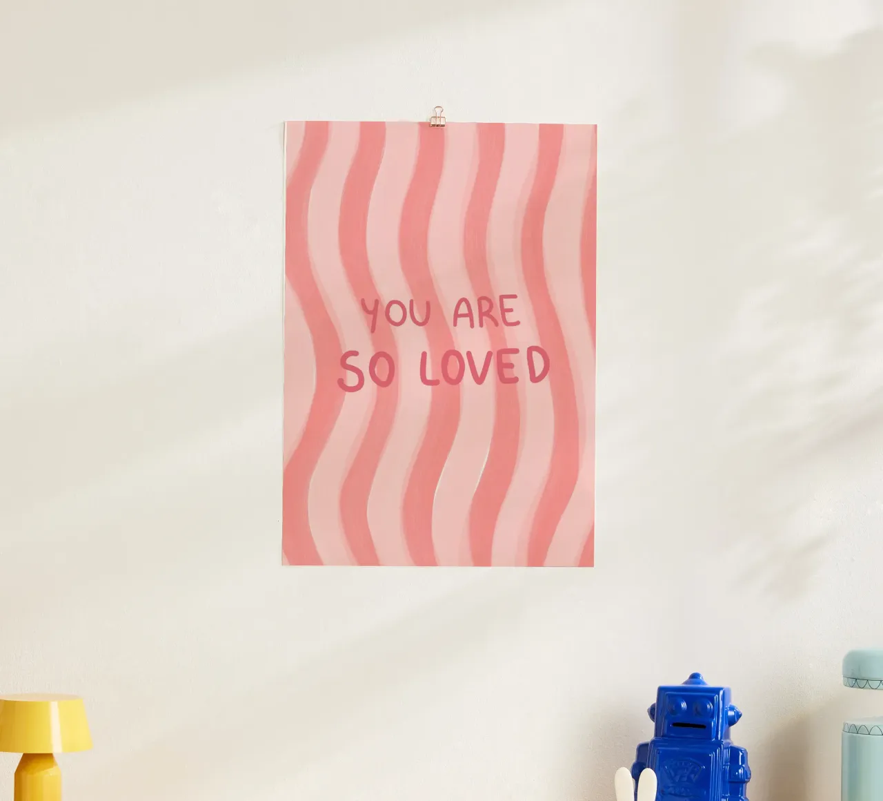 Impression d'art rose ondulée "You Are So Loved" (Tu es si aimée) poster avec cadre en plastique de vintagepod