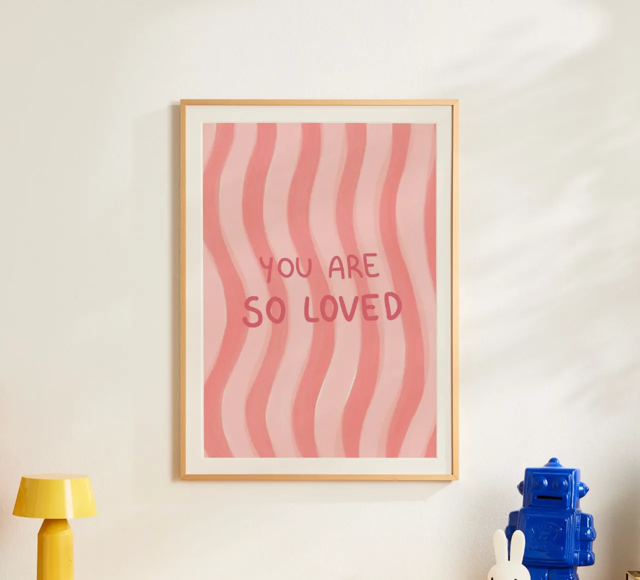 Impression d'art rose ondulée "You Are So Loved" (Tu es si aimée) poster avec cadre en plastique de vintagepod