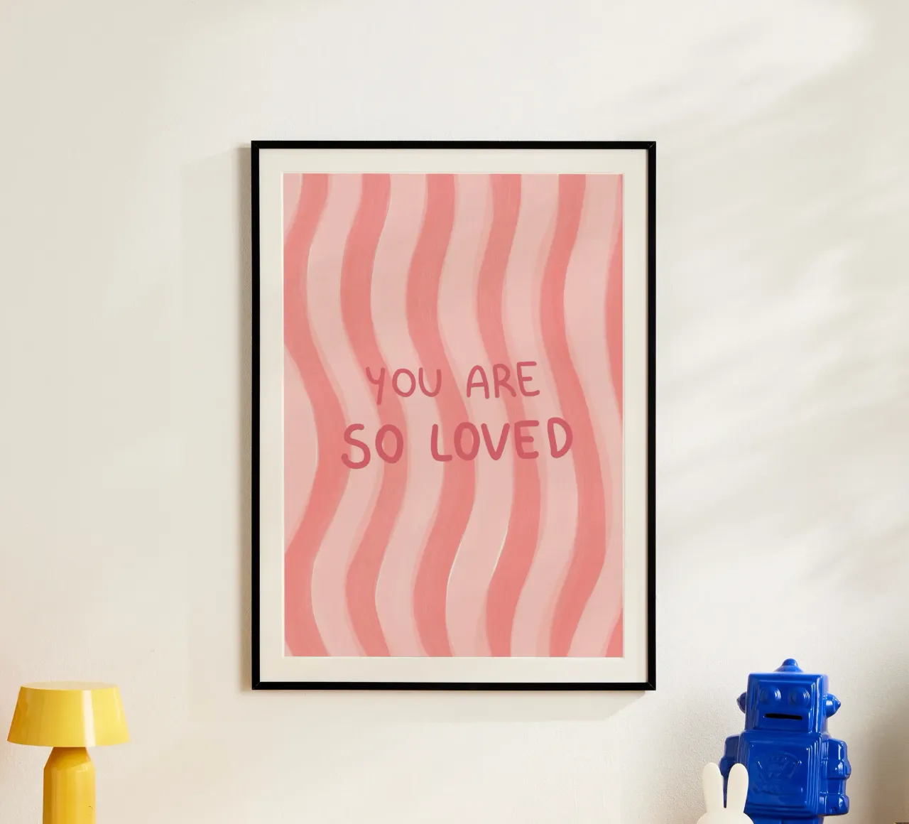 Impression d'art rose ondulée "You Are So Loved" (Tu es si aimée) poster avec cadre en plastique de vintagepod