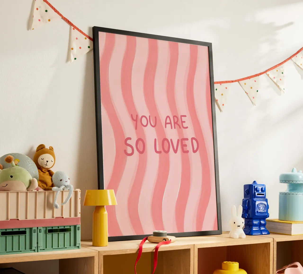 Impression d'art rose ondulée "You Are So Loved" (Tu es si aimée) poster avec cadre en plastique de vintagepod