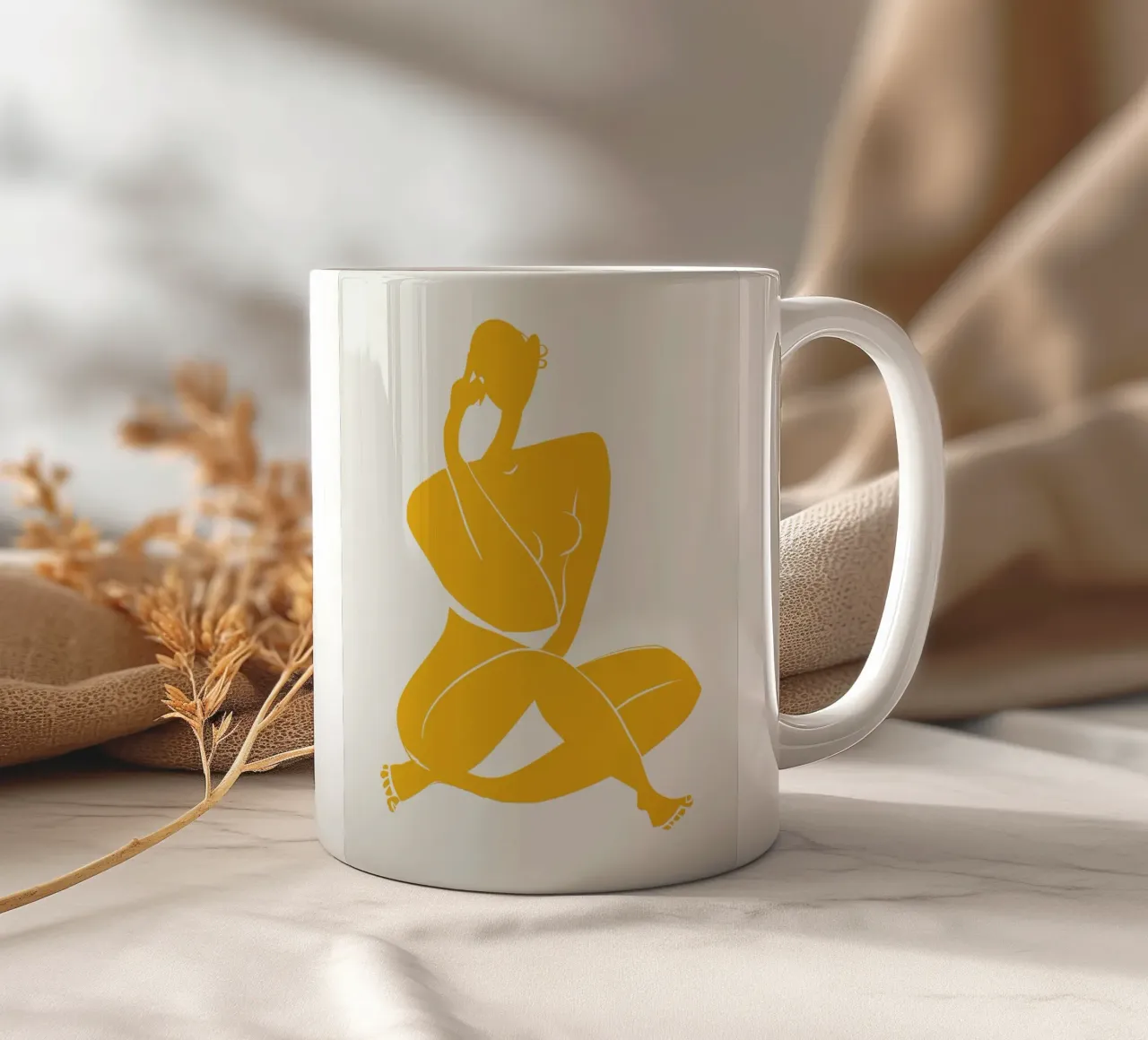 Nudo su giallo 02 tazza in ceramica da Little Dean
