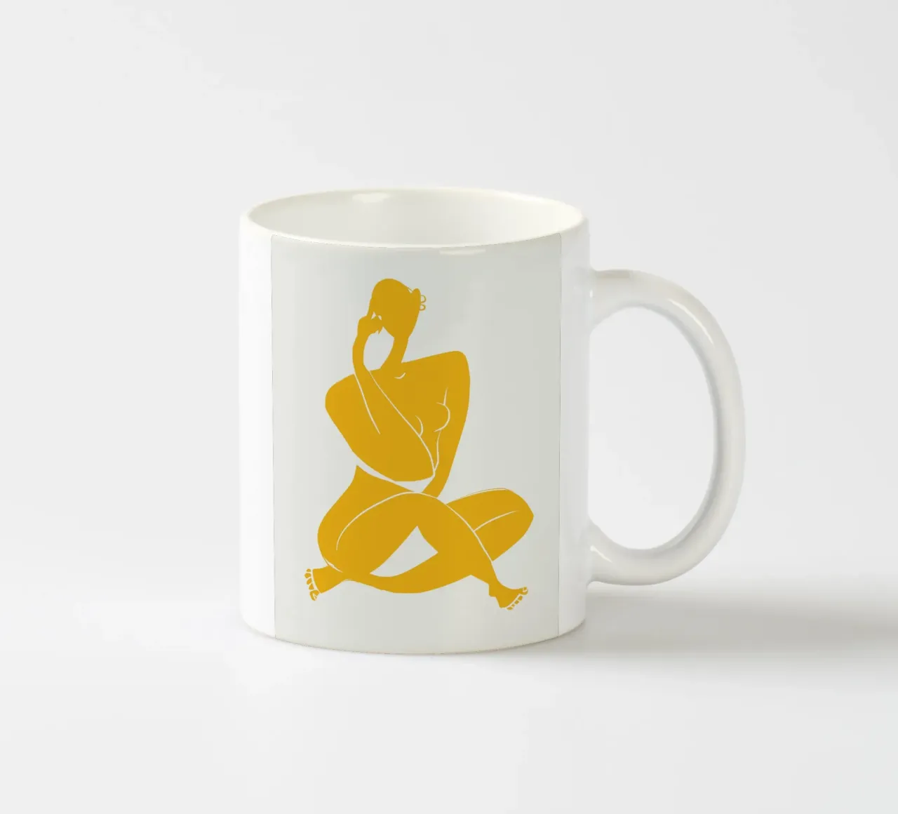 Nudo su giallo 02 tazza in ceramica da Little Dean