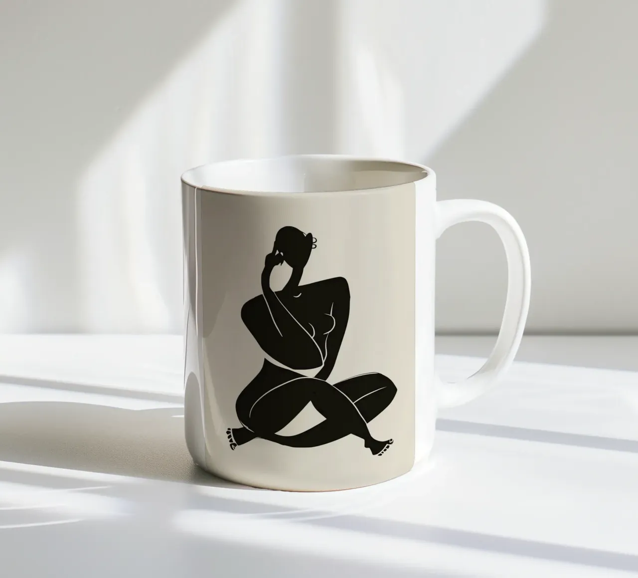 Nudo in nero 02 tazza in ceramica da Little Dean