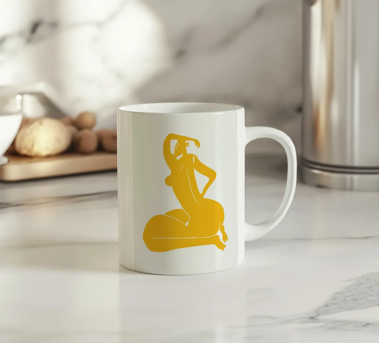 Nudo su giallo 04 tazza in ceramica da Little Dean