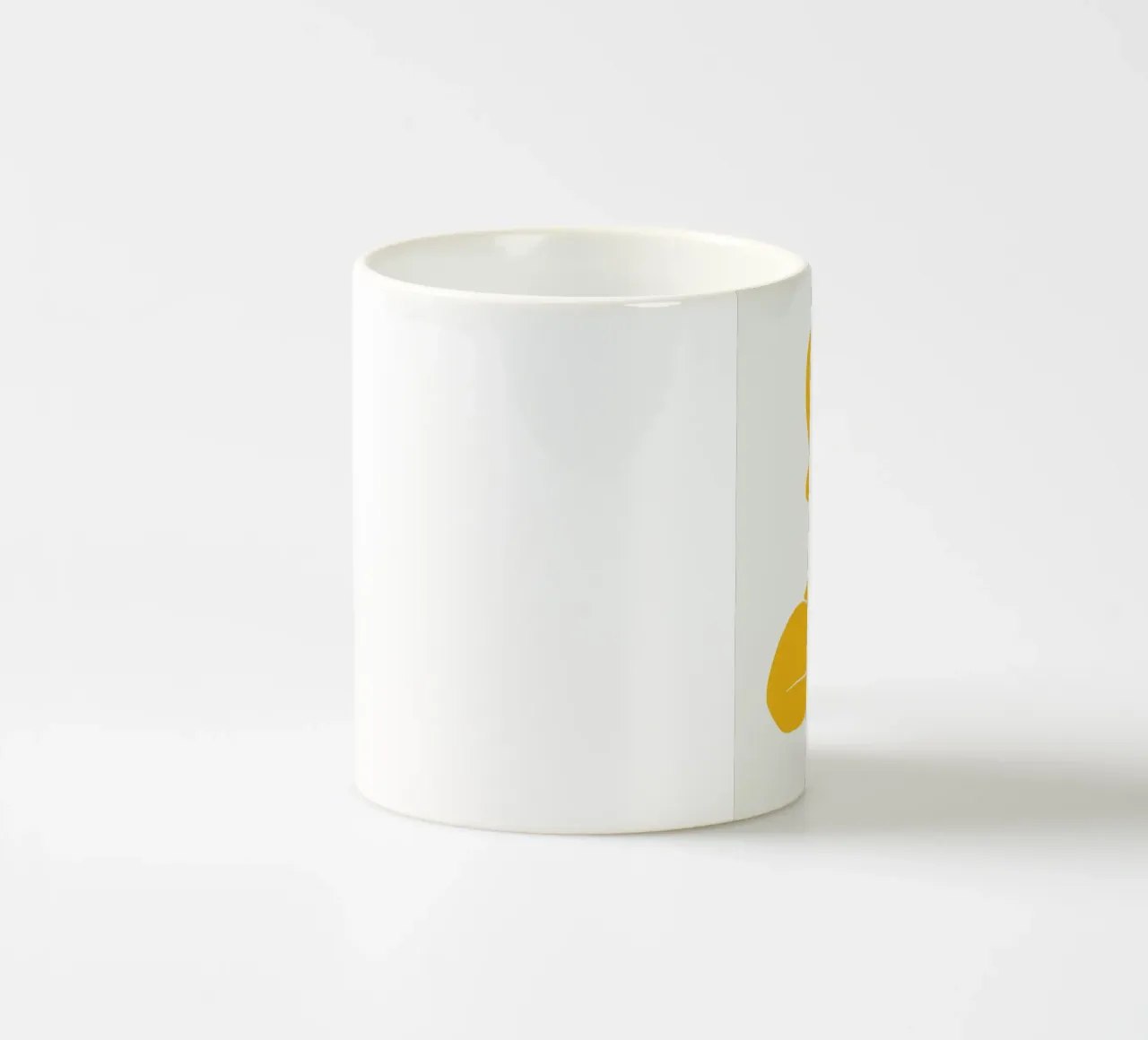 Nudo su giallo 04 tazza in ceramica da Little Dean
