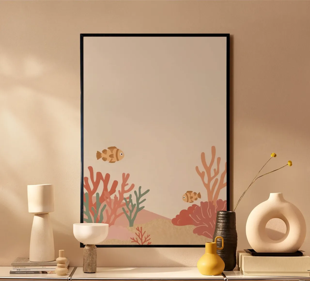 Due simpatici pesci pagliaccio con corallo e fondale marino poster con telaio in alluminio da DesignDoodle