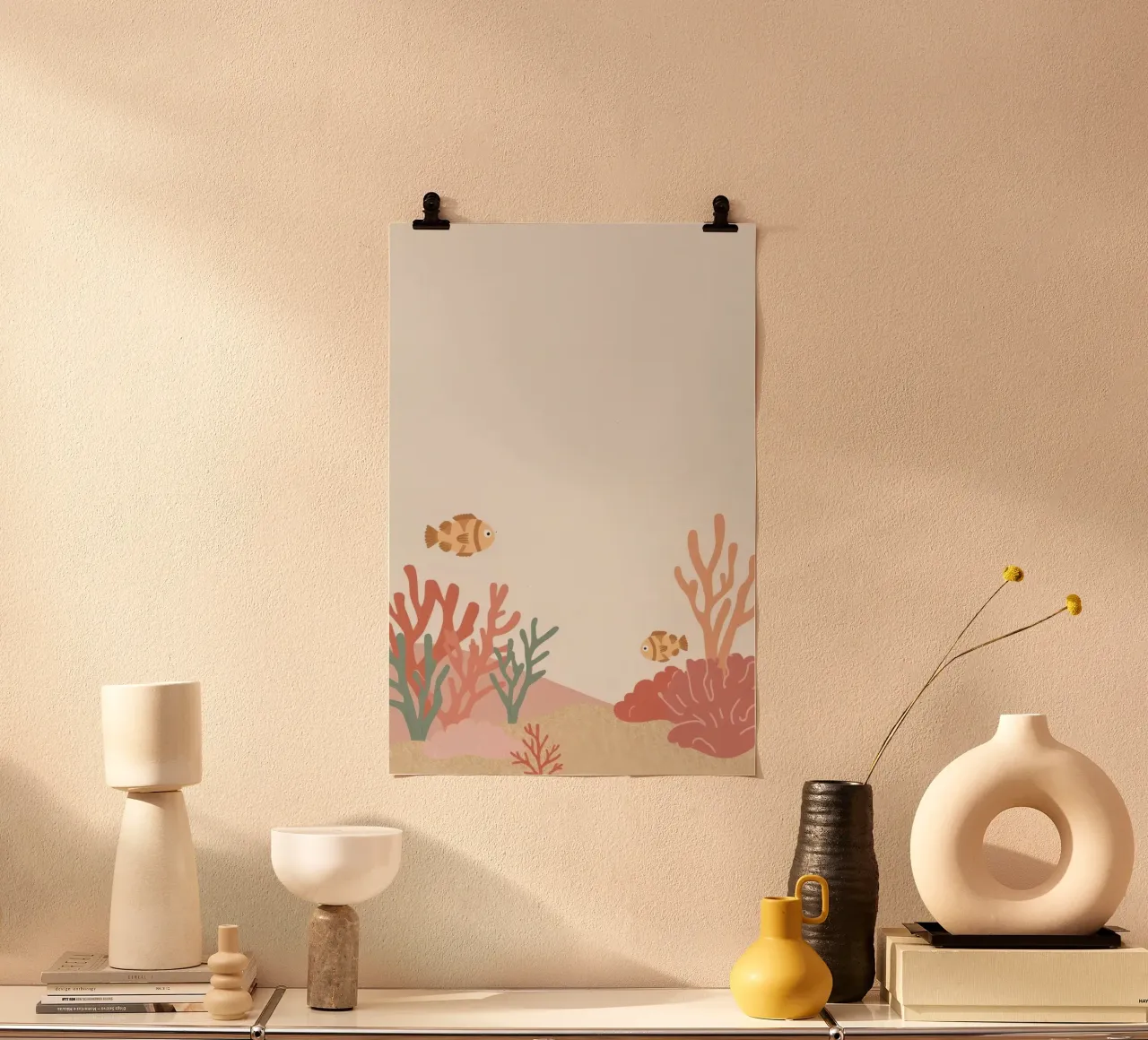 Due simpatici pesci pagliaccio con corallo e fondale marino poster con telaio in alluminio da DesignDoodle