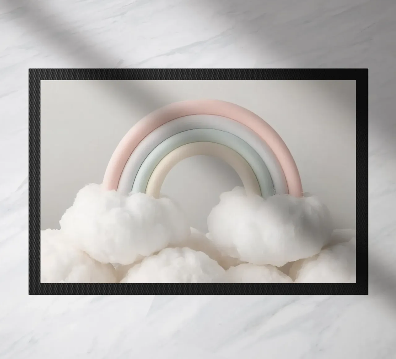 Simpatico arcobaleno pastello con nuvole bianche e soffici zerbino da DesignDoodle