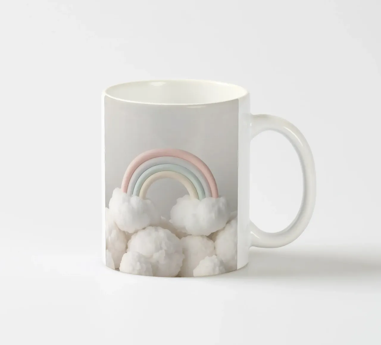 Simpatico arcobaleno pastello con nuvole bianche e soffici tazza in ceramica da DesignDoodle