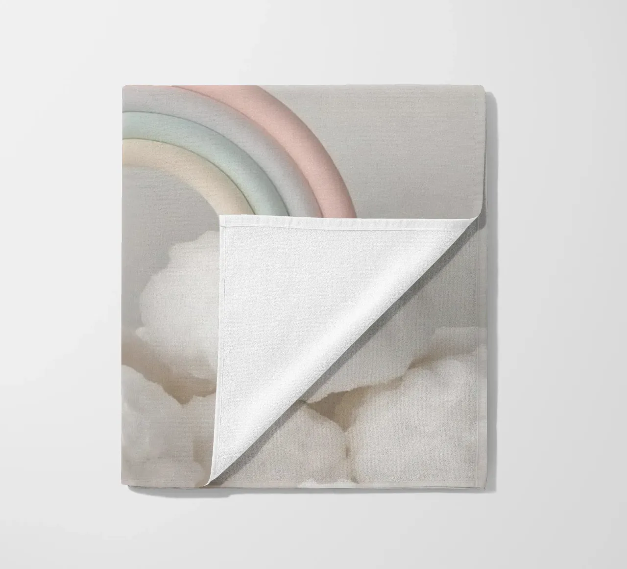 Simpatico arcobaleno pastello con nuvole bianche e soffici telo mare da DesignDoodle