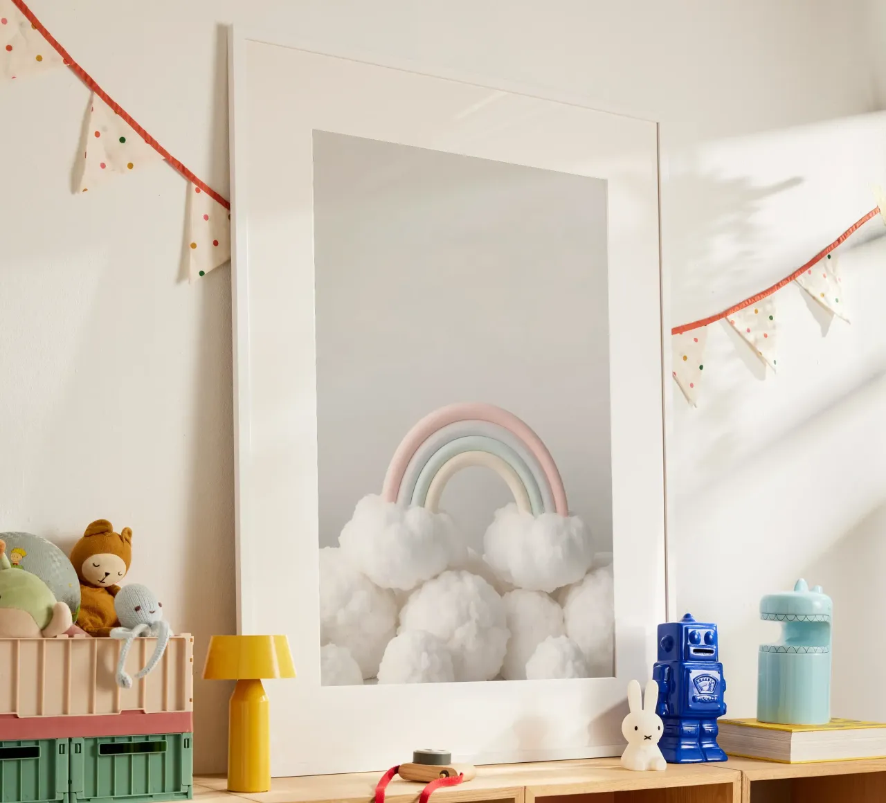Niedlicher pastellfarbener Regenbogen mit weißen flauschigen Wolken Poster von DesignDoodle