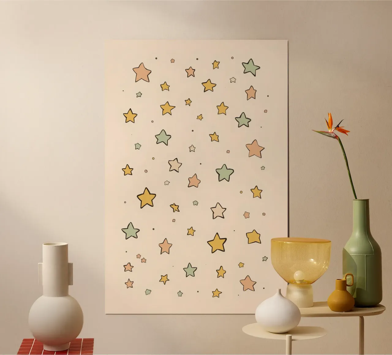 Simpatico motivo di stelle su sfondo color pesca chiaro poster con telaio in legno da DesignDoodle