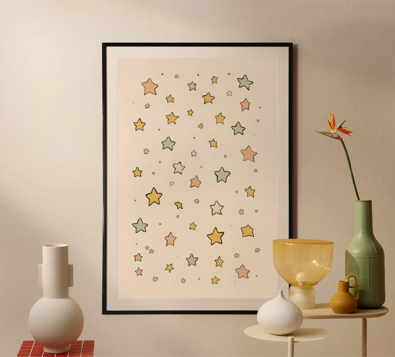 Simpatico motivo di stelle su sfondo color pesca chiaro poster con telaio in legno da DesignDoodle