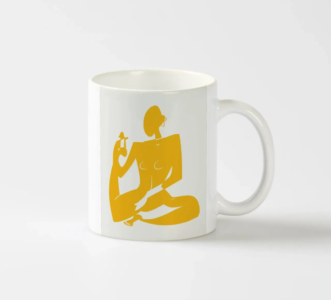 Nudo su giallo 05 tazza in ceramica da Little Dean