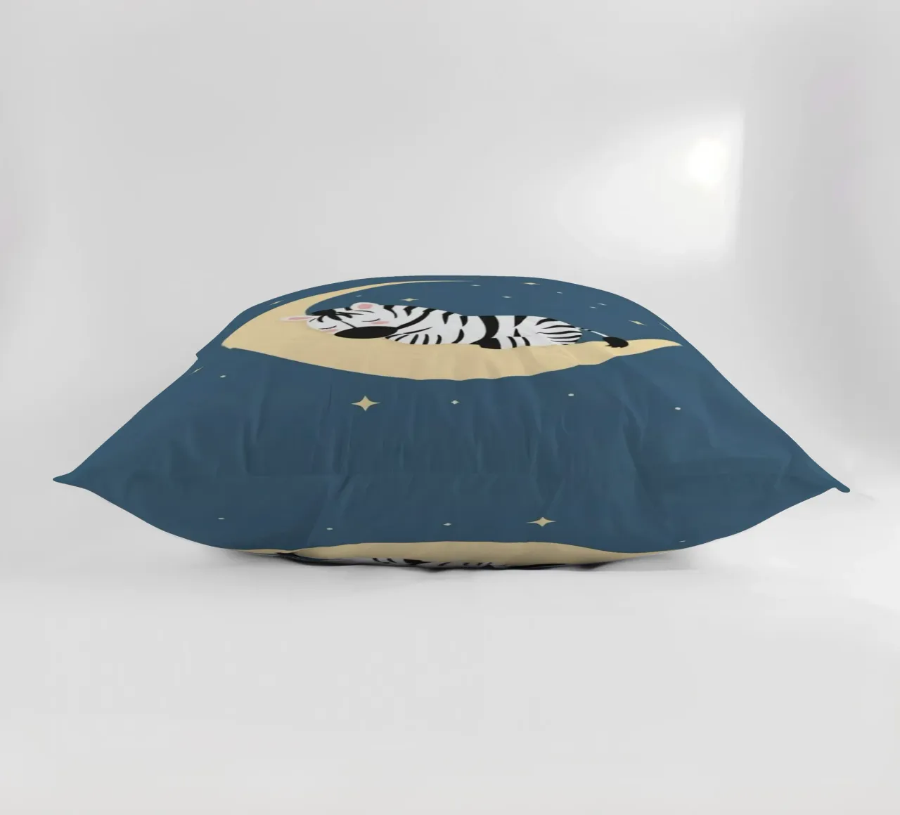 Dormire Zebra carino sulla luna crescente con le stelle cuscino da DesignDoodle