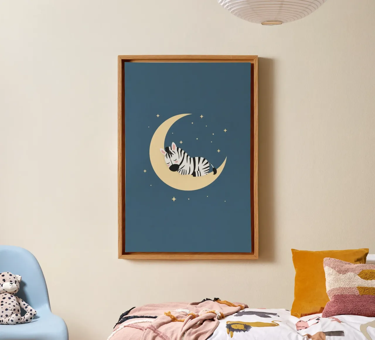 Bonita cebra dormida en luna creciente con estrellas lienzo con Marco flotante de DesignDoodle