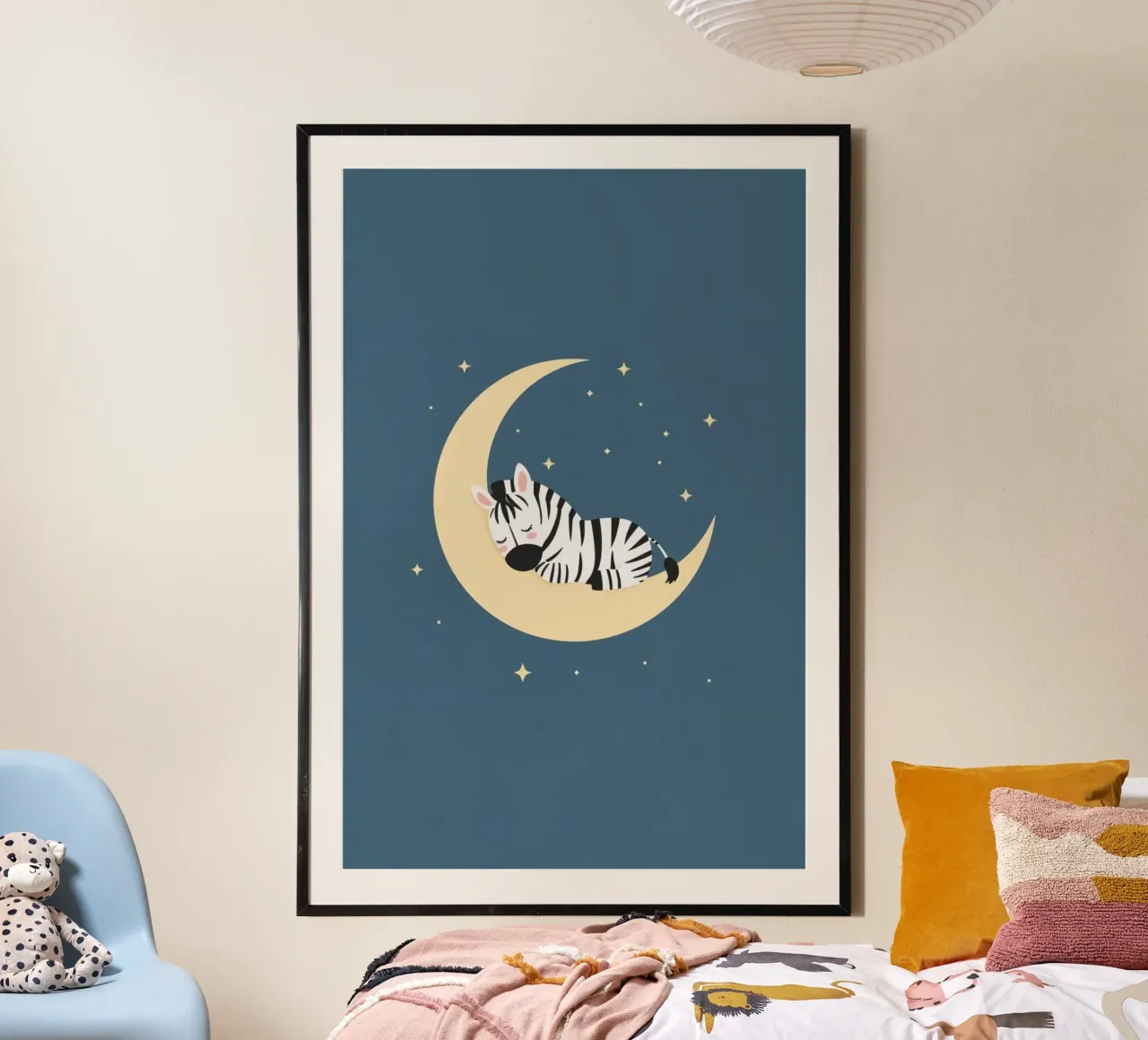 Dormire Zebra carino sulla luna crescente con le stelle poster con telaio in legno da DesignDoodle