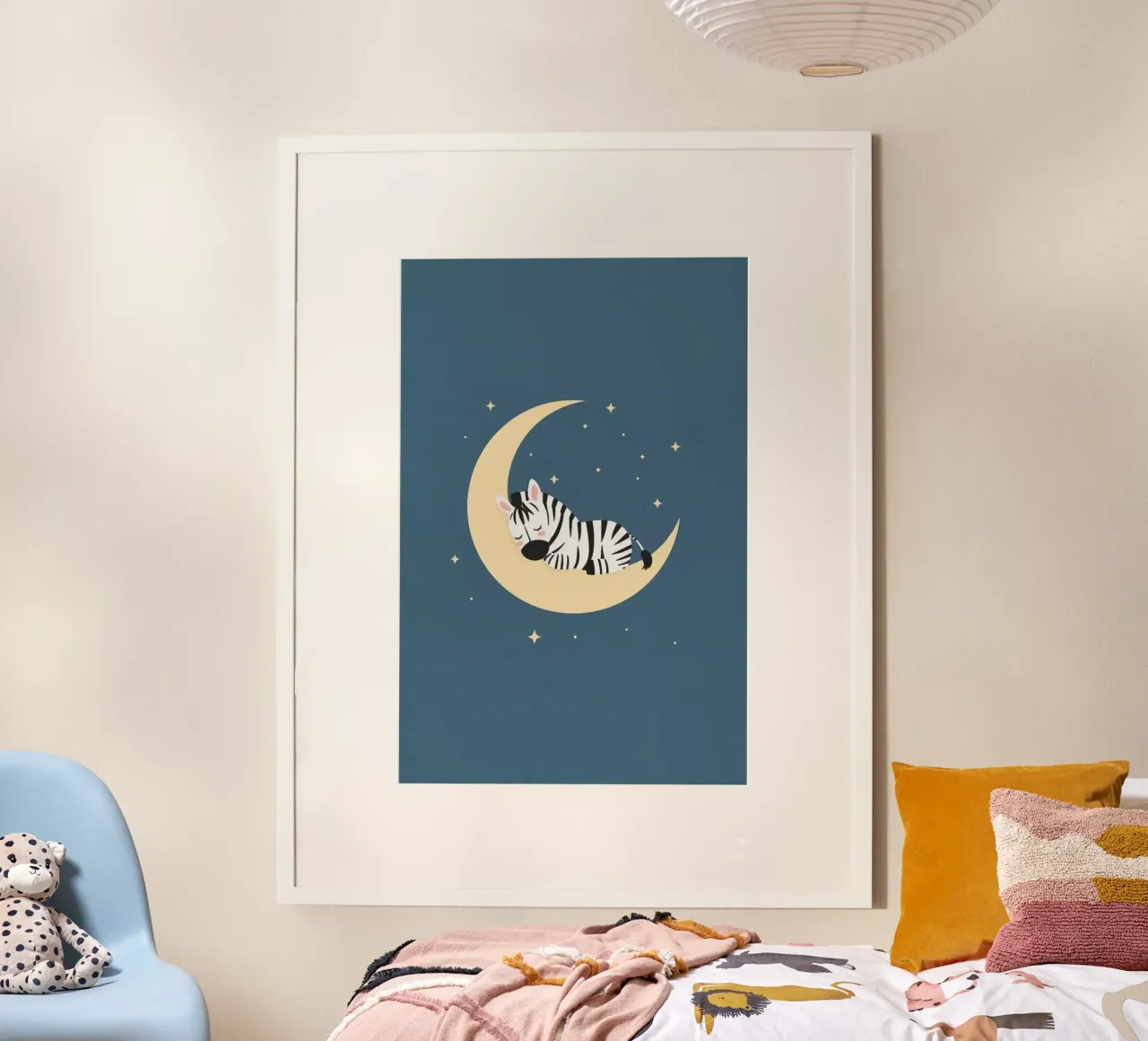 Dormire Zebra carino sulla luna crescente con le stelle poster con telaio in legno da DesignDoodle