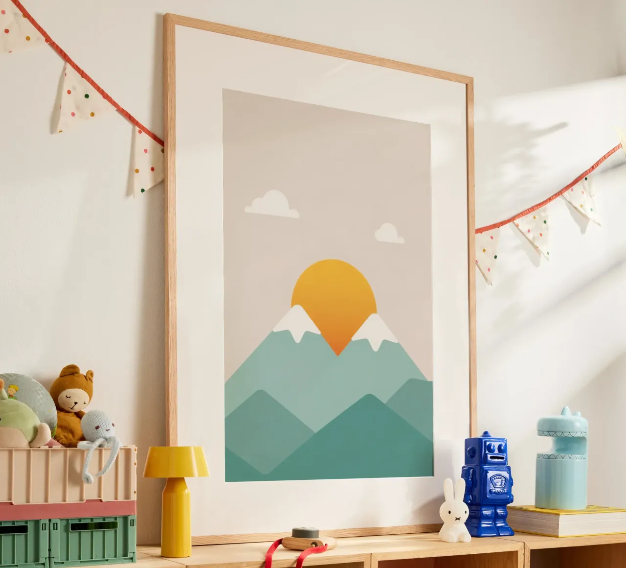Paesaggio stilizzato con montagne, sole e nuvole poster con telaio in alluminio da DesignDoodle