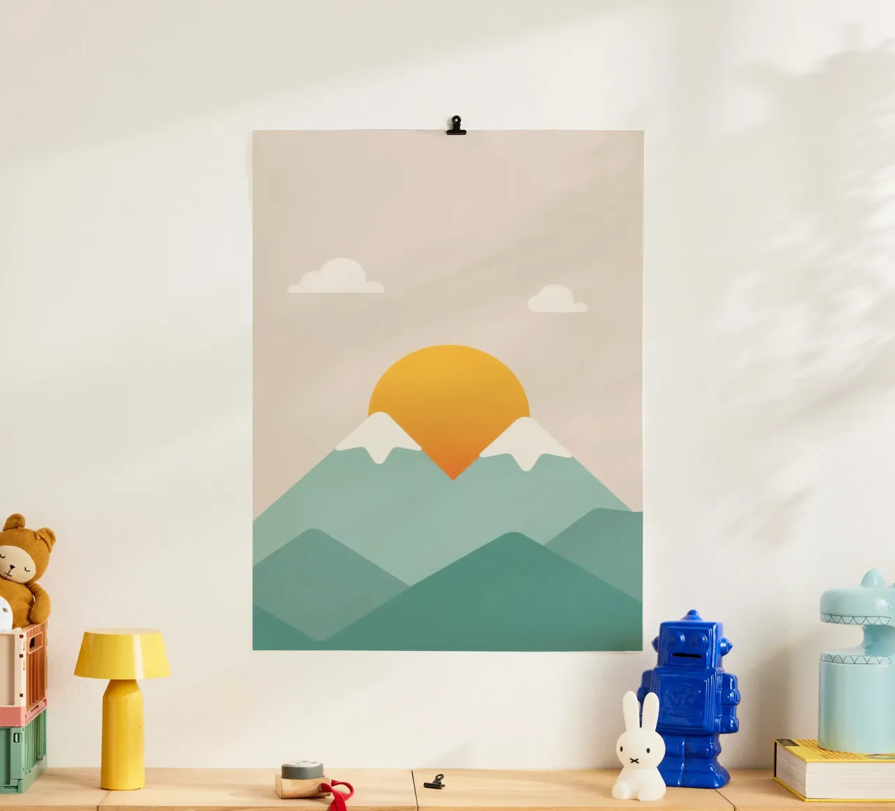 Paesaggio stilizzato con montagne, sole e nuvole poster con telaio in alluminio da DesignDoodle