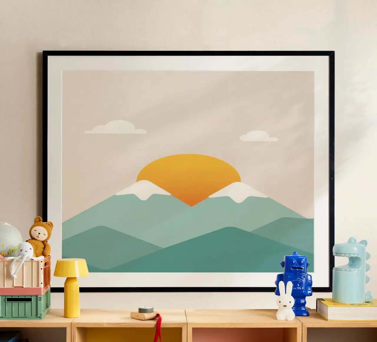 Paesaggio stilizzato con montagne, sole e nuvole poster con telaio in alluminio da DesignDoodle