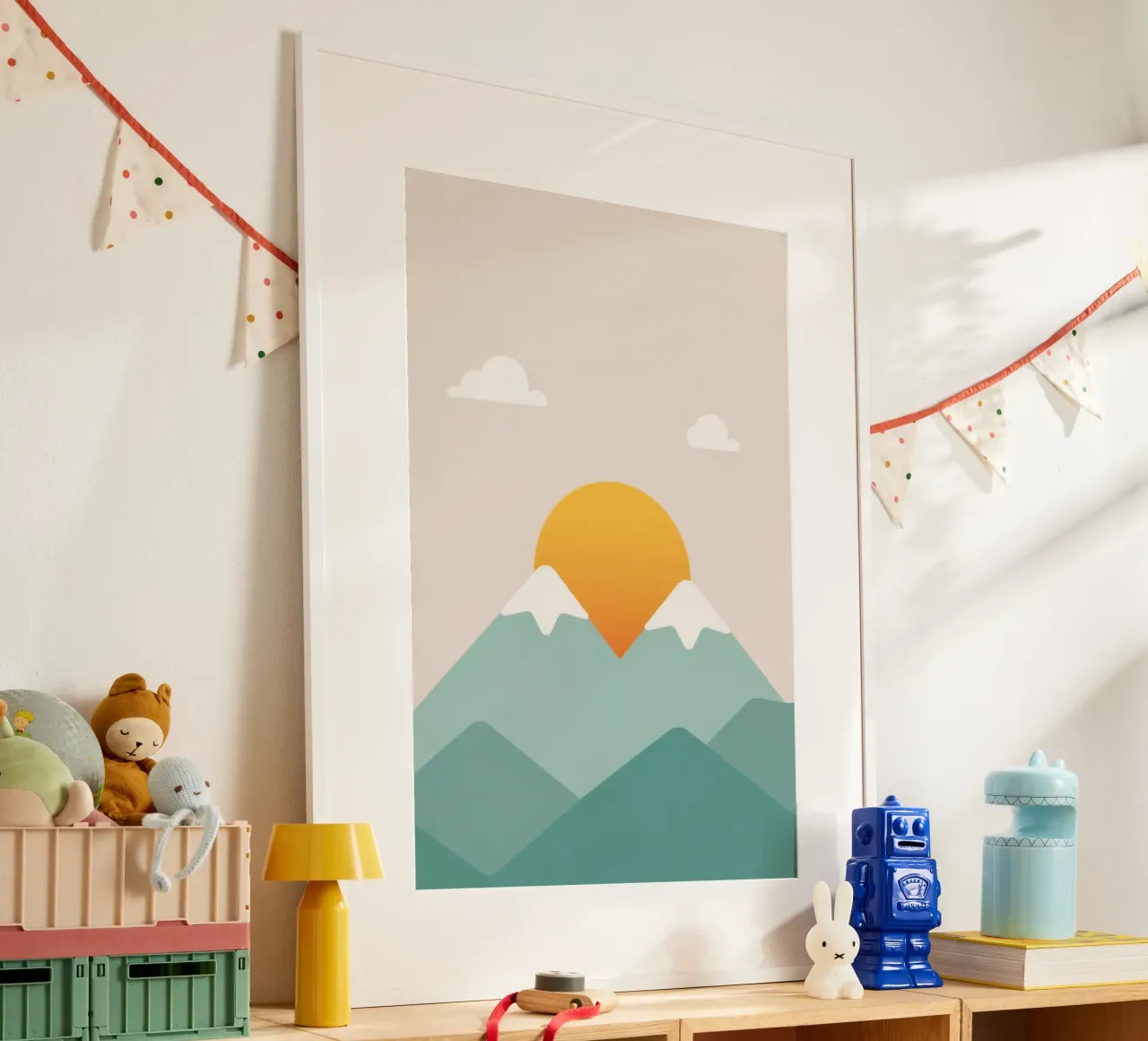 Paesaggio stilizzato con montagne, sole e nuvole poster con telaio in alluminio da DesignDoodle