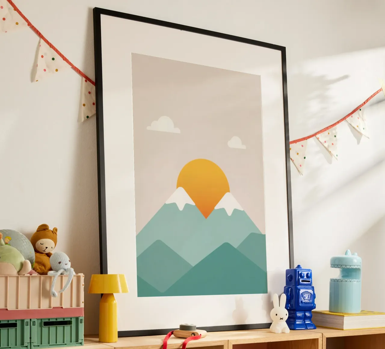 Paesaggio stilizzato con montagne, sole e nuvole poster con telaio in alluminio da DesignDoodle