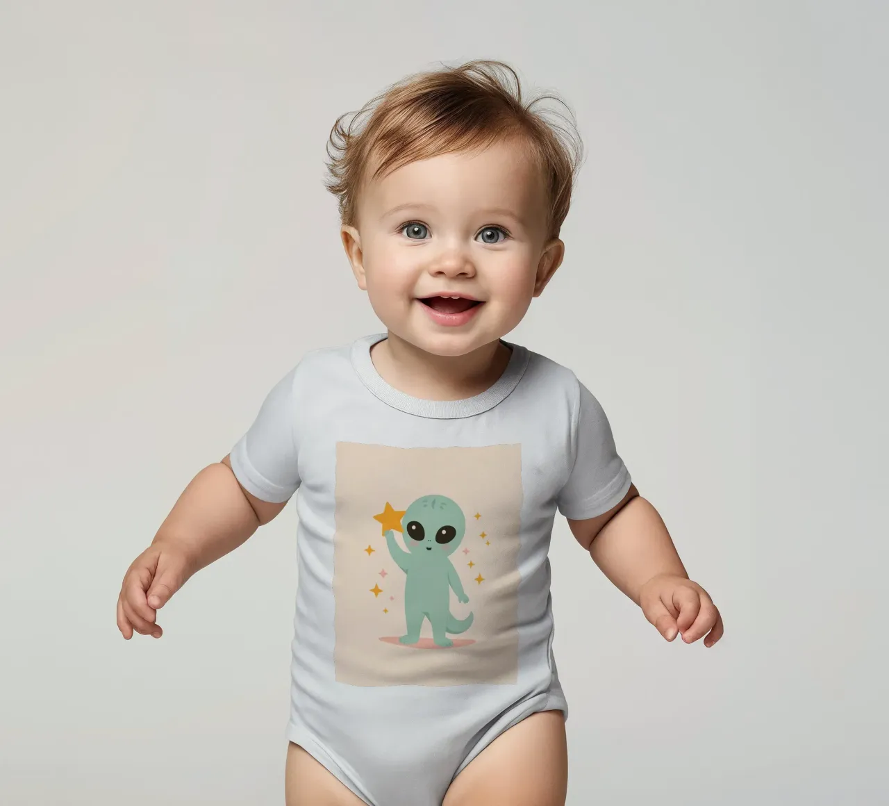 Alien vert mignon tenant une étoile jaune body bébé de DesignDoodle
