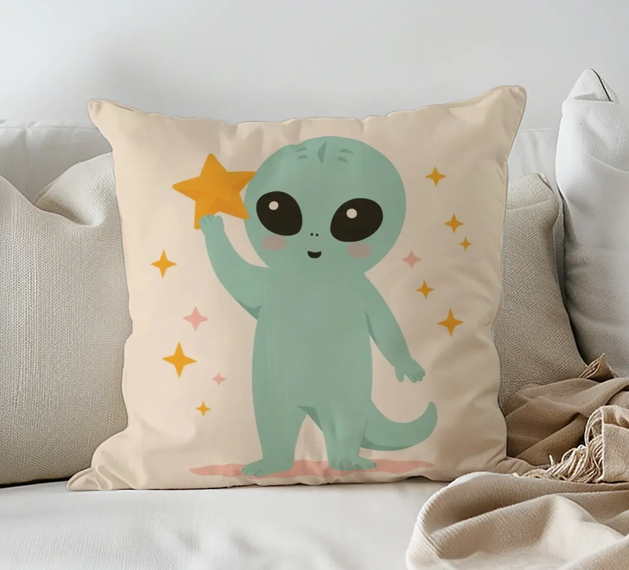 Alien vert mignon tenant une étoile jaune coussin de DesignDoodle