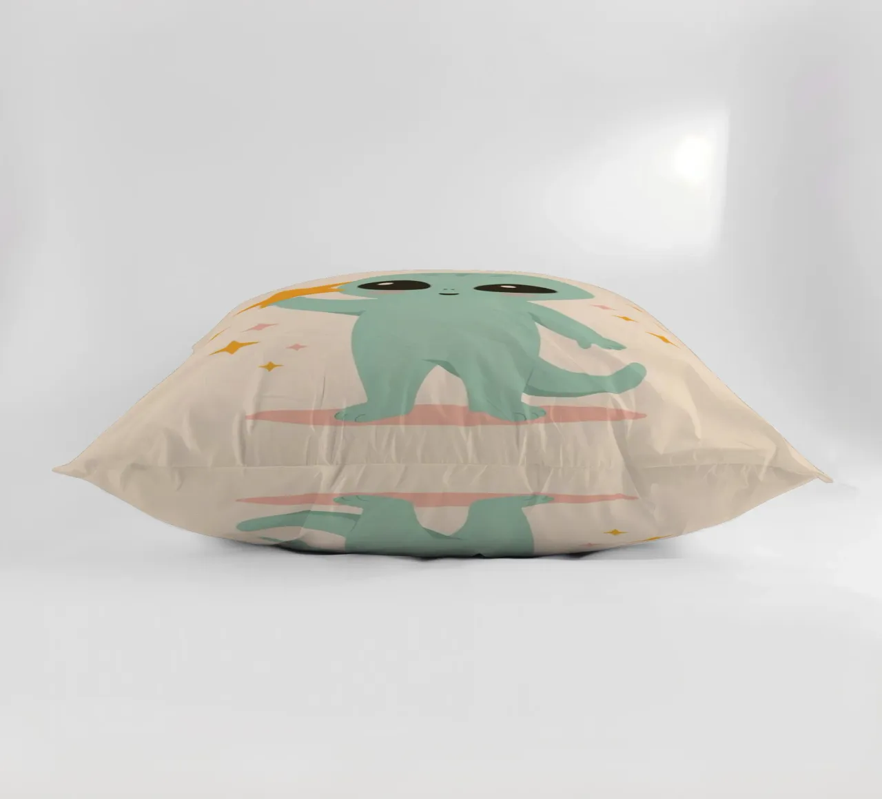 Alien vert mignon tenant une étoile jaune coussin de DesignDoodle